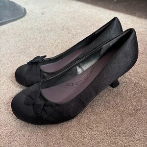 comfort plus by Predictions Black Bow Mid-Heel Pumps